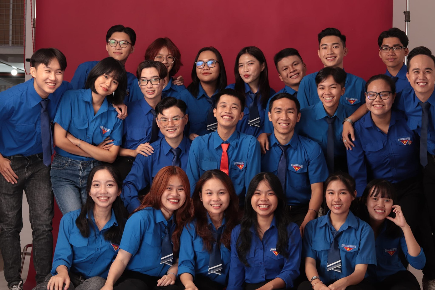 Thủy Nguyên cùng các Đoàn viên trong khoa Du lịch.