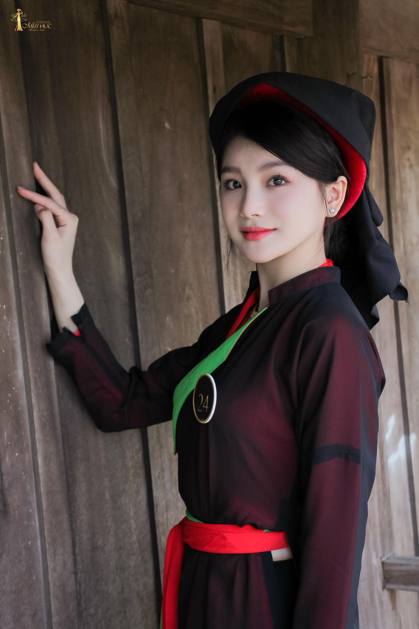 Khánh Linh trong bộ trang phục truyền thống. Khánh Linh trong bộ trang phục truyền thống.