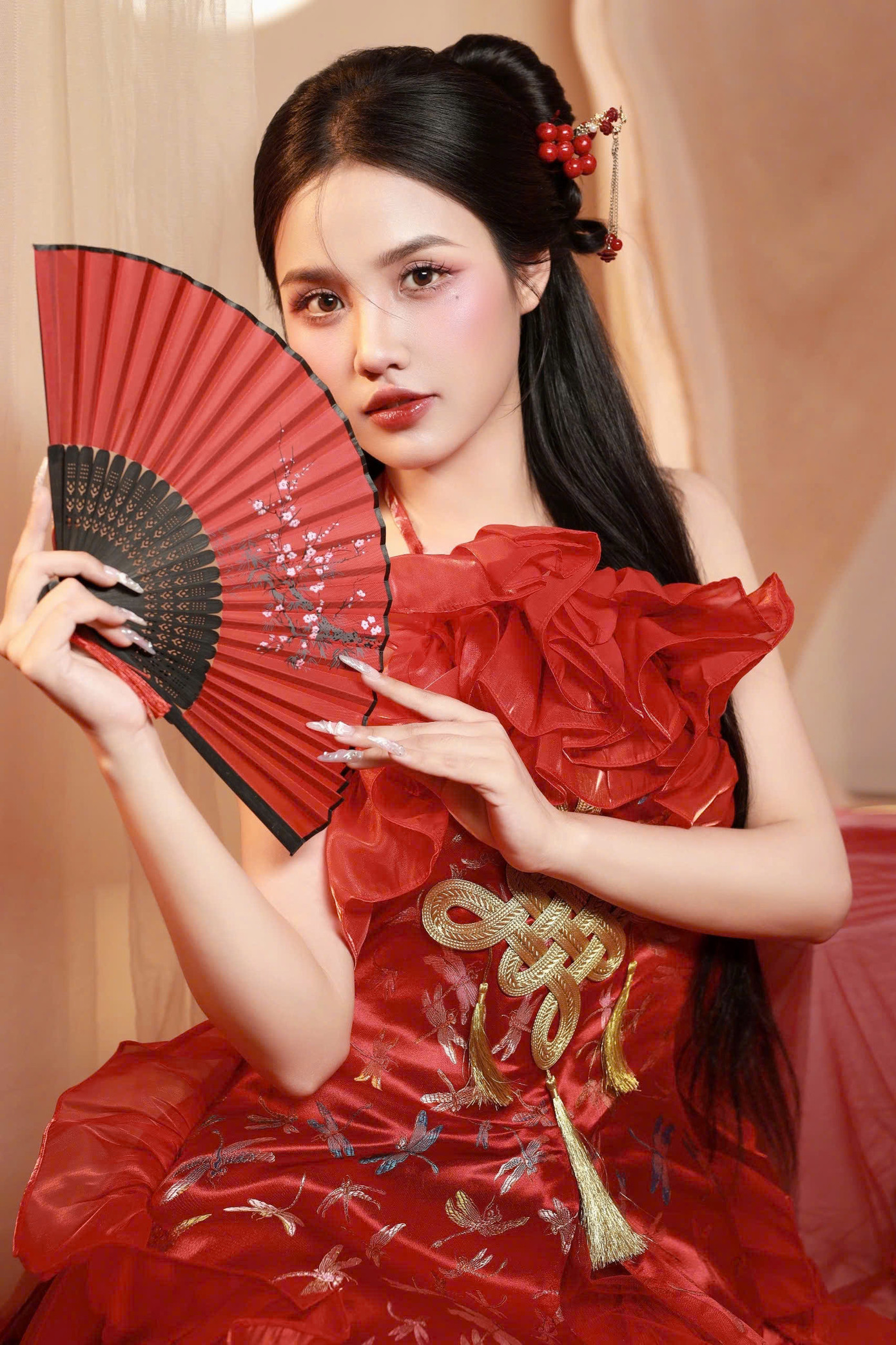 Sự kết hợp hoàn hảo giữa truyền thống và hiện đại, Thảo Nguyên mang đến hình ảnh mới mẻ của người phụ nữ Việt trong thời đại mới. Sự kết hợp hoàn hảo giữa truyền thống và hiện đại, Thảo Nguyên mang đến hình ảnh mới mẻ của người phụ nữ Việt trong thời đại mới.