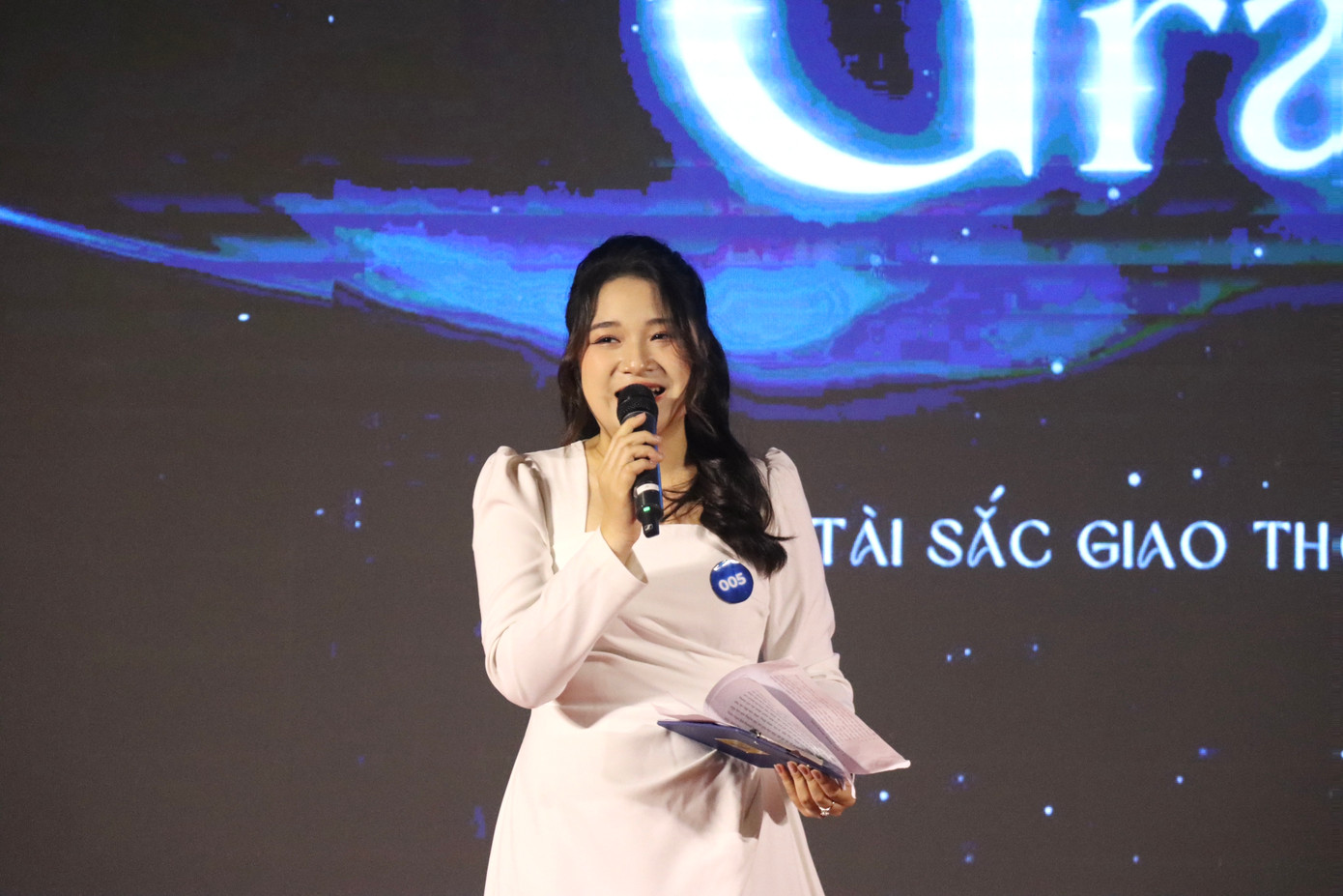 Thảo Vy với nụ cười rạng rỡ và ánh mắt đầy hy vọng, thể hiện niềm tin vào tương lai tươi sáng.