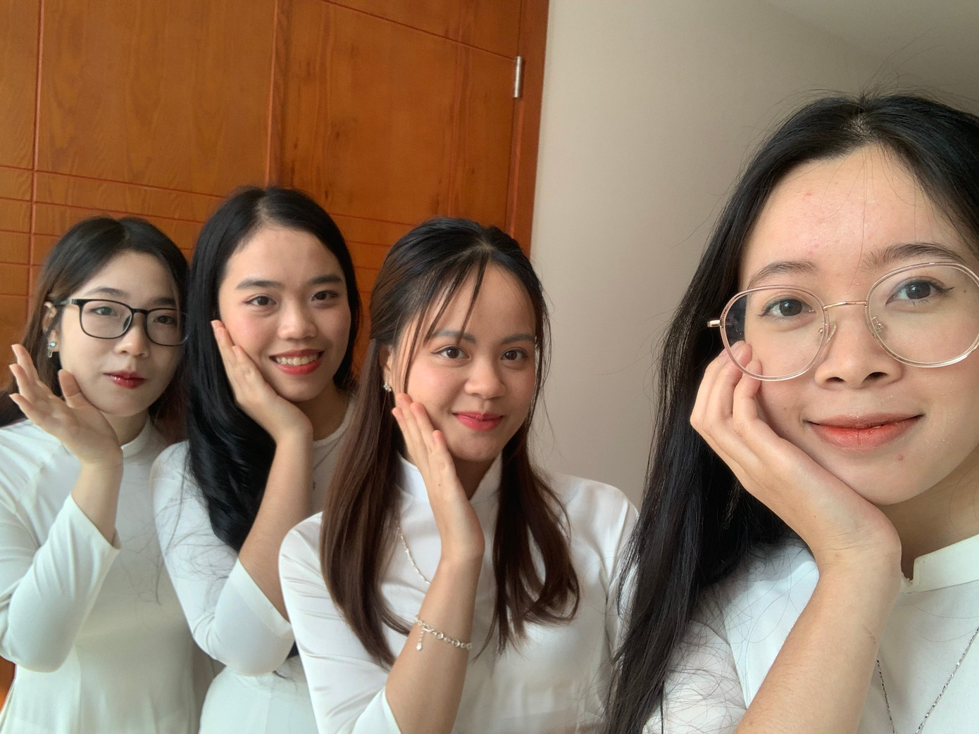 Hải Yến và những người bạn trước lễ trao giải học bổng Hana KEB 2023.