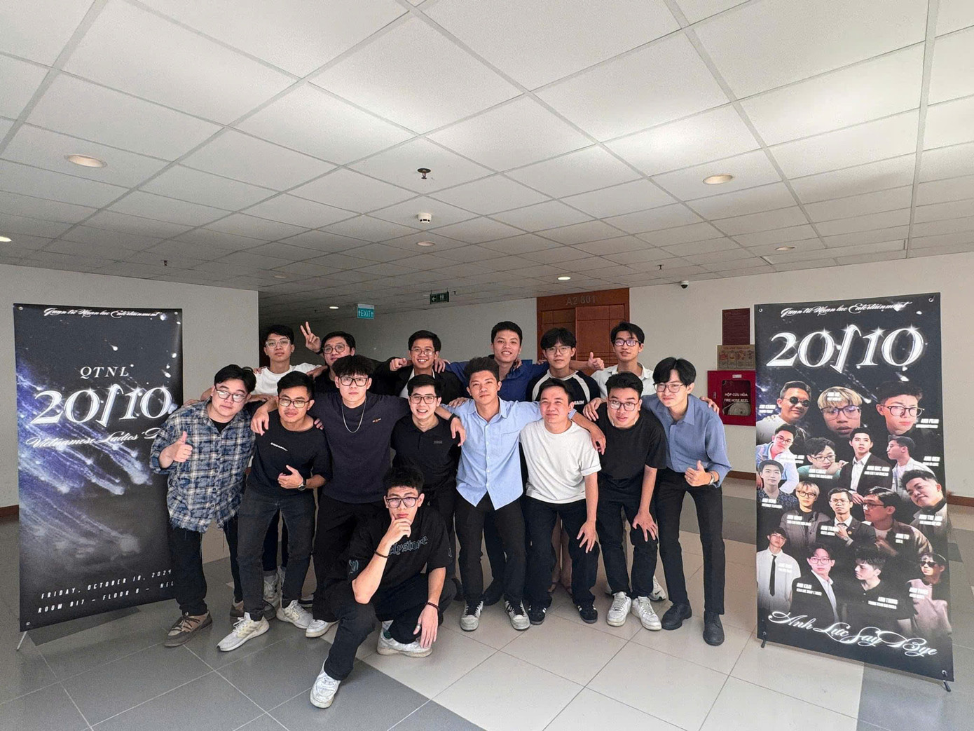 Bạn Phan Quang Dương (21 tuổi, lớp Quản trị Nhân lực CLC K63 - Đại học Kinh tế Quốc dân) chia sẻ: “Thật tuyệt vời khi chúng mình đã tạo được sự bất ngờ cho các bạn nữ. Hạnh phúc lớn nhất của chúng mình là nhìn thấy các bạn nữ vui vẻ, cảm thấy được quan tâm và trân trọng. Đây không chỉ là một kỷ niệm đẹp mà còn là cơ hội để tất cả mọi người gắn kết hơn, hiểu nhau hơn. Những tiếng cười, những cái ôm và những lời cảm ơn sau chương trình thực sự làm cho chúng mình cảm thấy rất tự hào và ấm áp.”