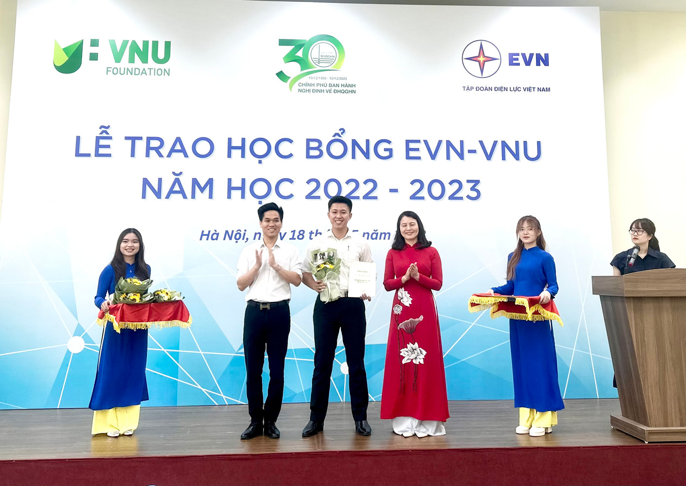 Thắng nhận được nhiều học bổng khi học tập tại trường.