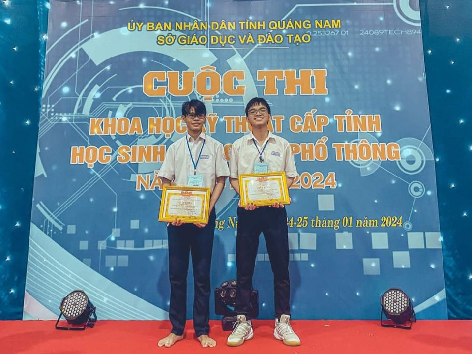 Hữu Ý được đoàn trường vinh danh.