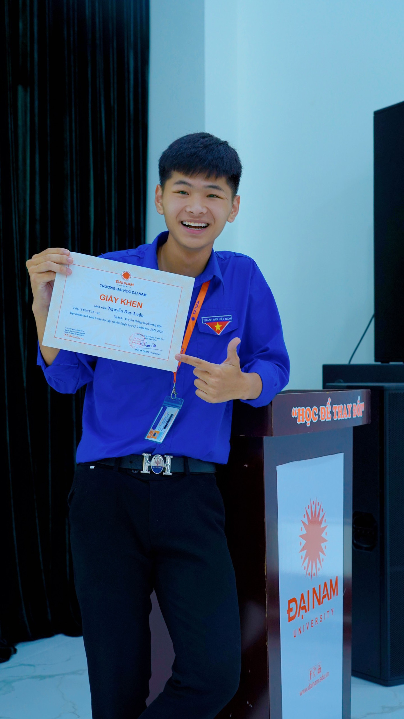 Duy Luận vinh dự nhận học bổng khuyến khích học tập.