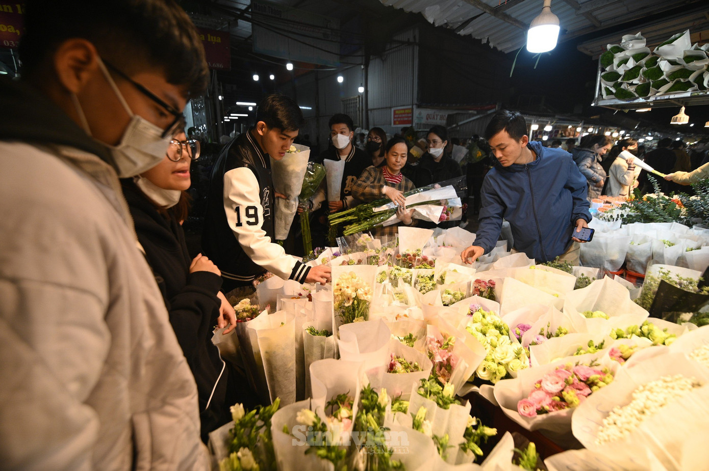 Rất đông “phái mạnh” đến chọn hoa tặng cho người thân, gia đình và đồng nghiệp.