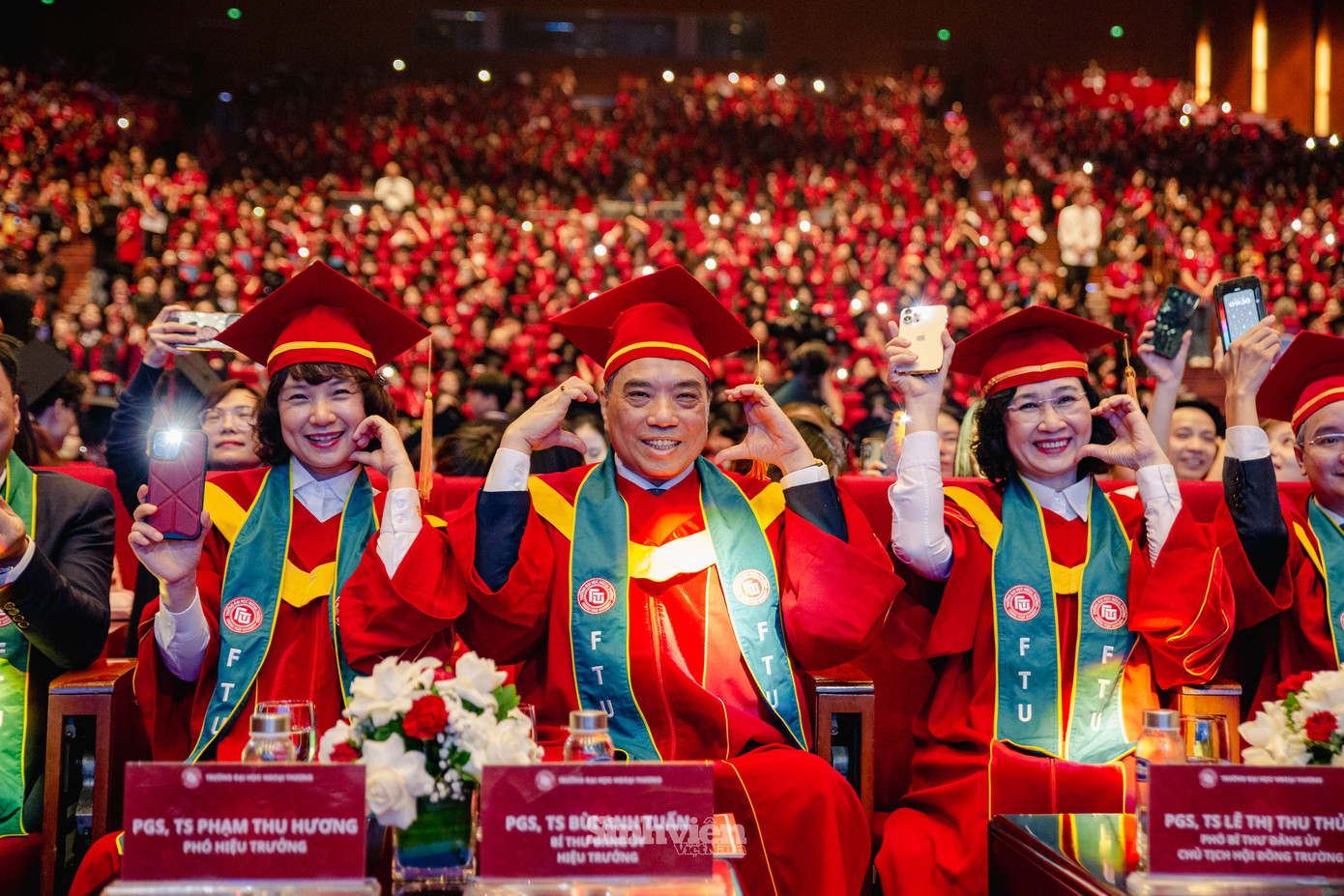 Khoảnh khắc hoà chung cùng &quot;sức trẻ&quot; và nhiệt huyết của các tân cử nhân của các thầy cô Hiệu trưởng, Chủ tịch Hội đồng Trường, Hiệu phó Trường Đại học Ngoại thương.