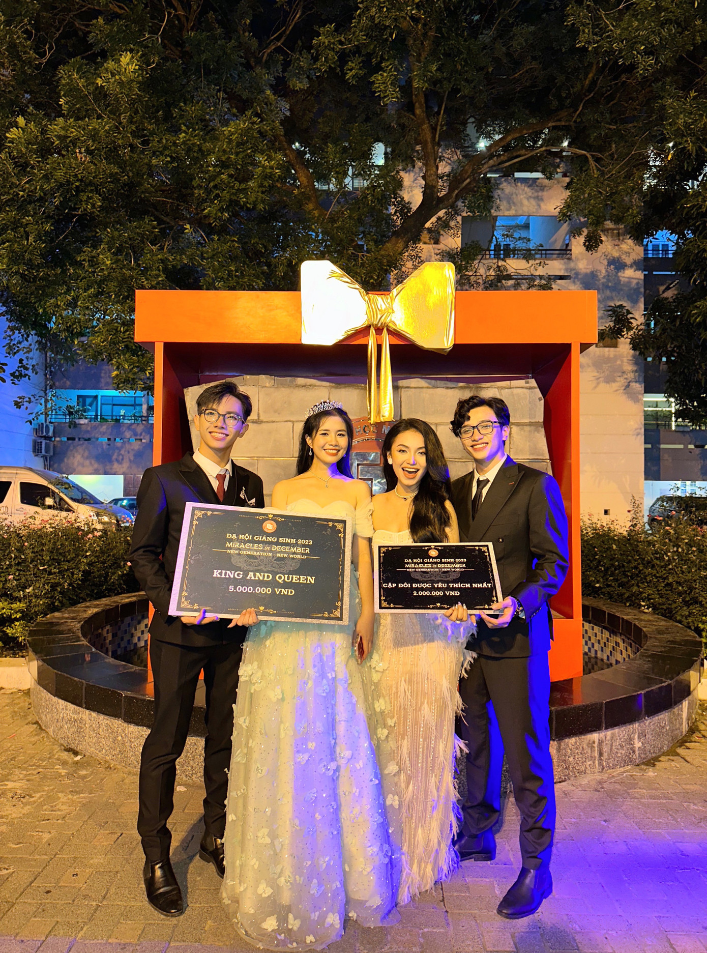 Thanh Thảo (thứ hai từ trái sang) đạt giải nhất “King and Queen” Đêm dạ hội Miracles in December 2023 - Trường Đại học Ngoại thương Hà Nội.