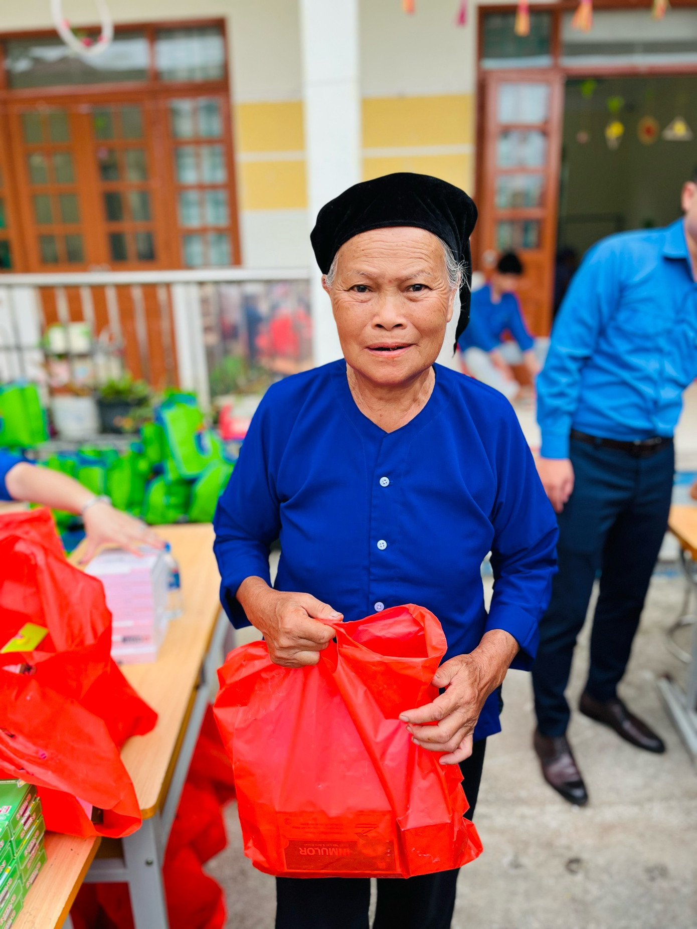 Người dân được cấp phát thuốc miễn phí.