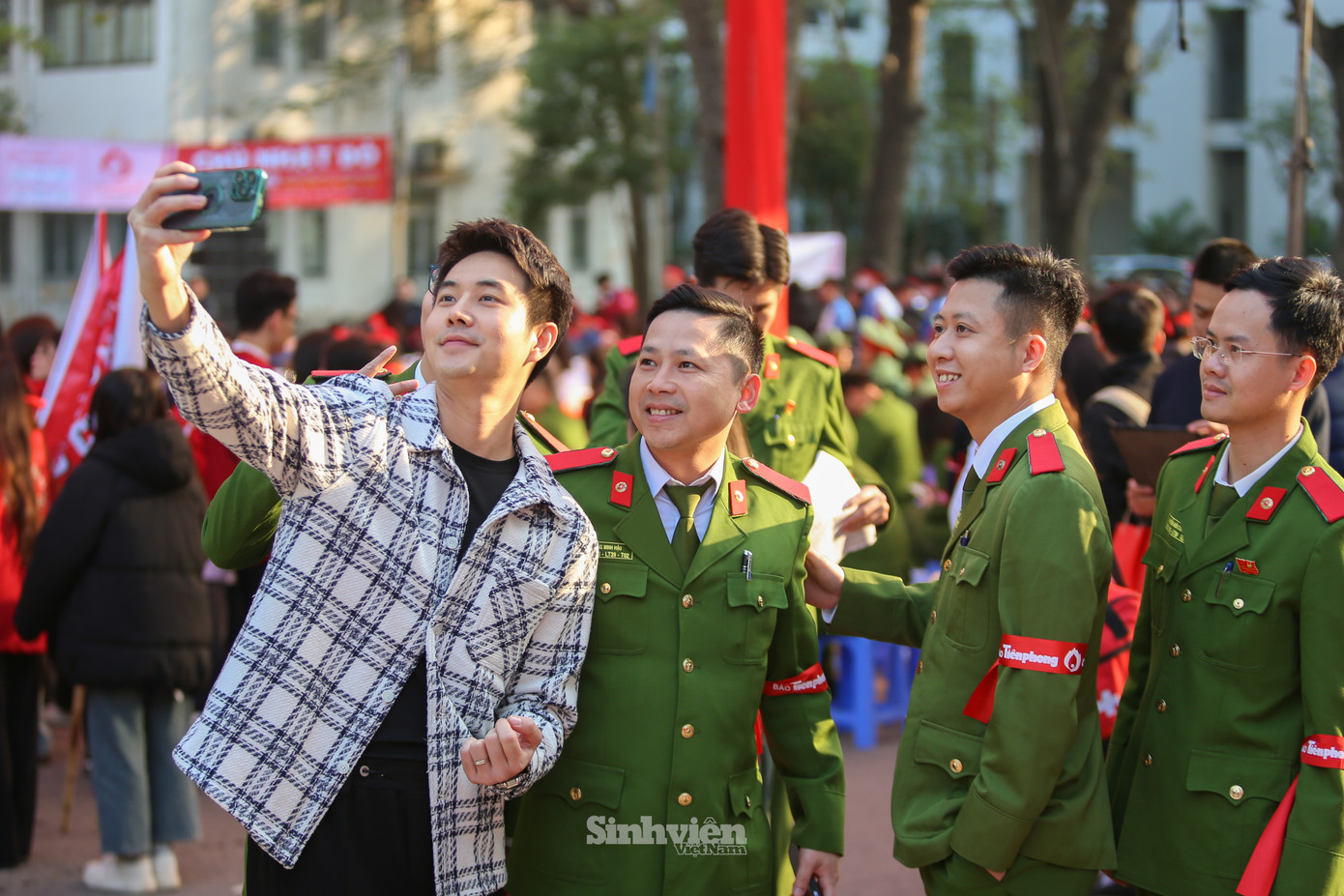 Diễn viên Phùng Đức Hiếu đồng hành cùng chương trình “Chủ Nhật Đỏ” lần thứ 17 năm 2025, lan tỏa thông điệp “Hiến máu cứu người – Sinh mệnh của Bạn và Tôi”.