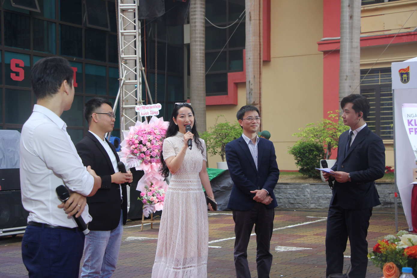 Các diễn giả xuống sân khấu chia sẻ cùng sinh viên (Ảnh: Phạm Dinh). Các diễn giả xuống sân khấu chia sẻ cùng sinh viên (Ảnh: Phạm Dinh).