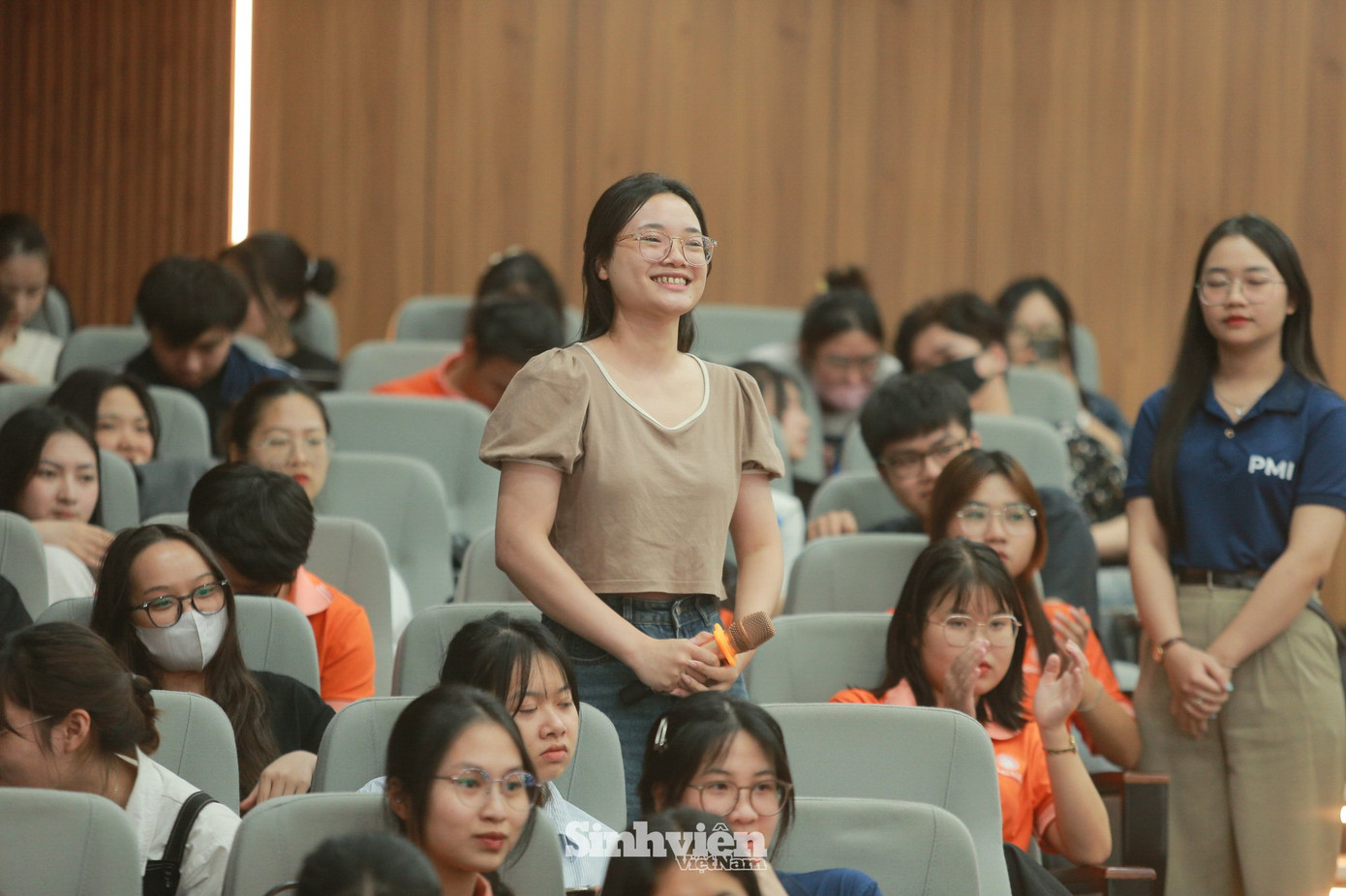 Bạn Thuỳ Linh, sinh viên năm 3 Trường Đại học Đại Nam chia sẻ với hai diễn giả về hành trình theo đuổi nghề MC và những khó khăn để tạo thương hiệu cá nhân khi còn là sinh viên.