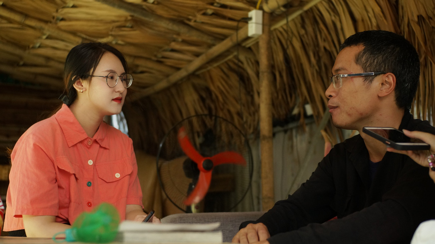 Phương Anh thực hiện phỏng vấn cho dự án Báo chí của nhóm.