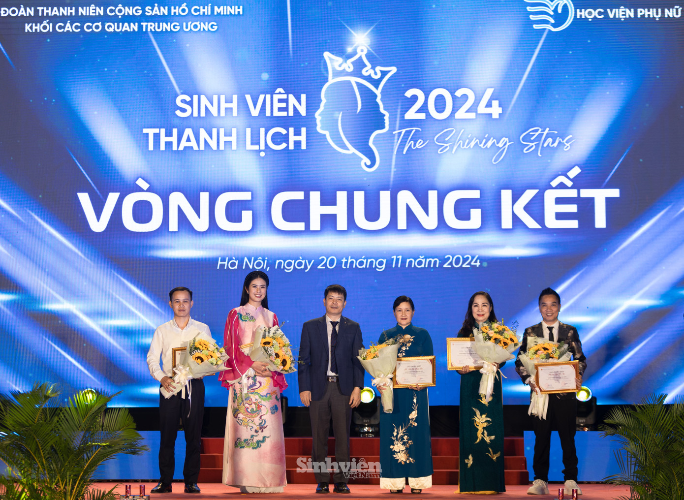 PGS. TS Trần Quang Tiến - Giám đốc Học viện Phụ nữ Việt Nam tặng hoa, giấy chứng nhận, cảm ơn Ban Giám khảo đêm Chung kết Sinh viên Thanh lịch 2024: anh Đỗ Công Tuân - Uỷ viên BCH Trung ương Đoàn, Phó Trưởng Ban Tuyên giáo Trung ương Đoàn; Hoa hậu Ngọc Hân; bà Hà Thị Thanh Vân - PGĐ Học viện Phụ nữ Việt Nam; NSND Trịnh Thuý Mùi - Chủ tịch Hội Nghệ sĩ Sân khấu Việt Nam và nhà báo Ngô Bá Lục.