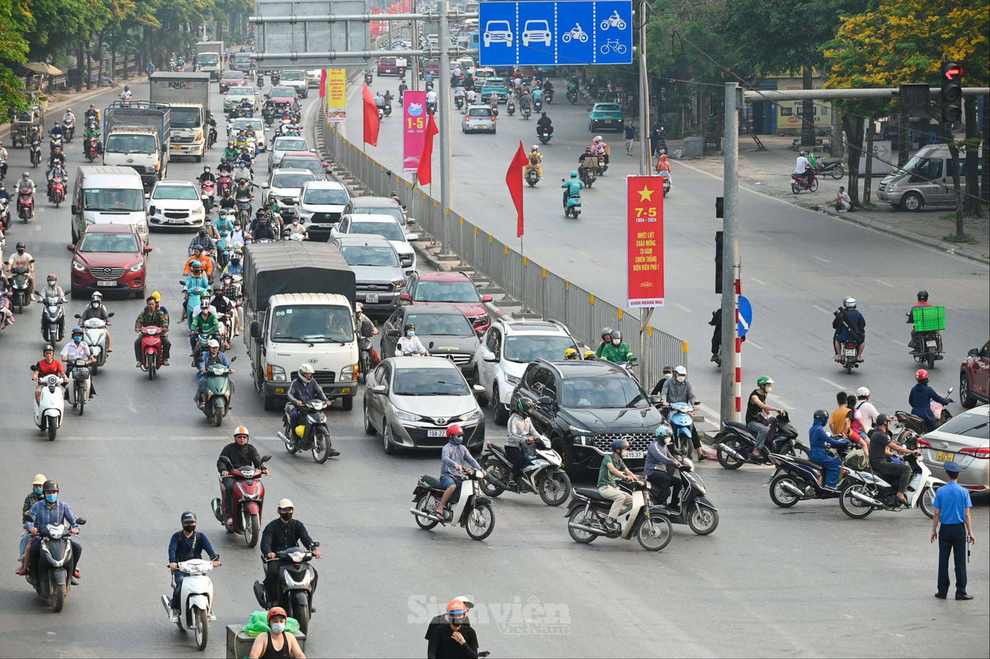 “Cửa ngõ” Ngọc Hồi từ 5h30 đến 6 giờ sáng khá đông đúc nhưng không xảy ra ùn tắc. “Cửa ngõ” Ngọc Hồi từ 5h30 đến 6 giờ sáng khá đông đúc nhưng không xảy ra ùn tắc.