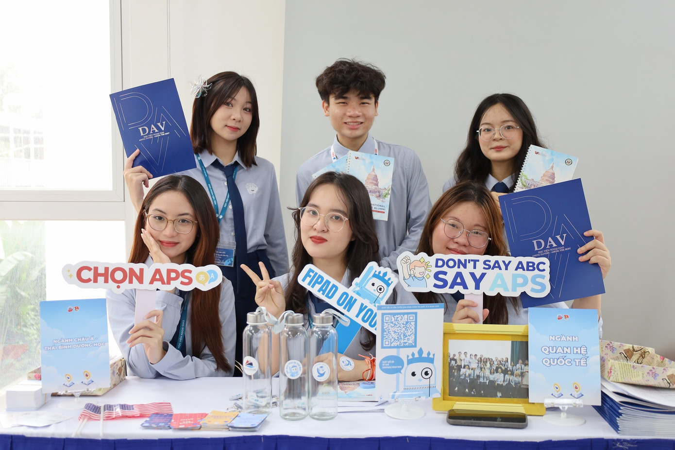 Quang Huy trong ngày hội Tư vấn Tuyển sinh 2024 của khoa Chính trị Quốc tế và Ngoại giao, Học viện Ngoại giao.