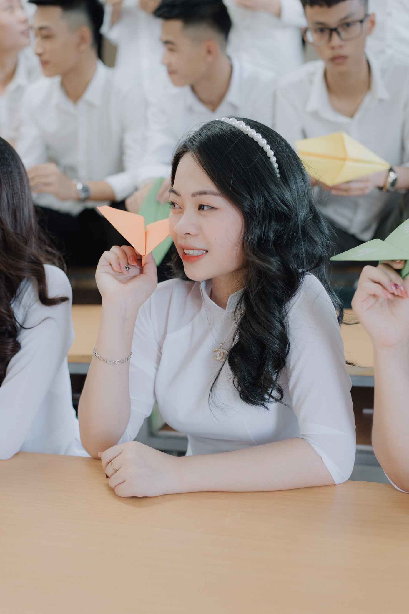 Hiện tại, Hằng vô cùng vinh dự khi đã được đứng trong hàng ngũ của Đảng. Hiện tại, Hằng vô cùng vinh dự khi đã được đứng trong hàng ngũ của Đảng.