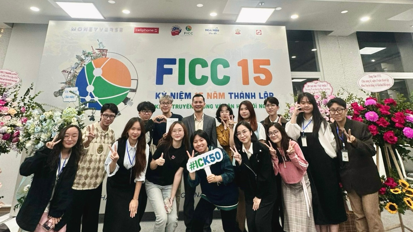 Thu Nga cùng các bạn đại diện sinh viên khóa 50 tại lễ kỷ niệm 15 năm thành tập khoa Truyền thông và Văn hóa đối ngoại Học viện Ngoại giao.