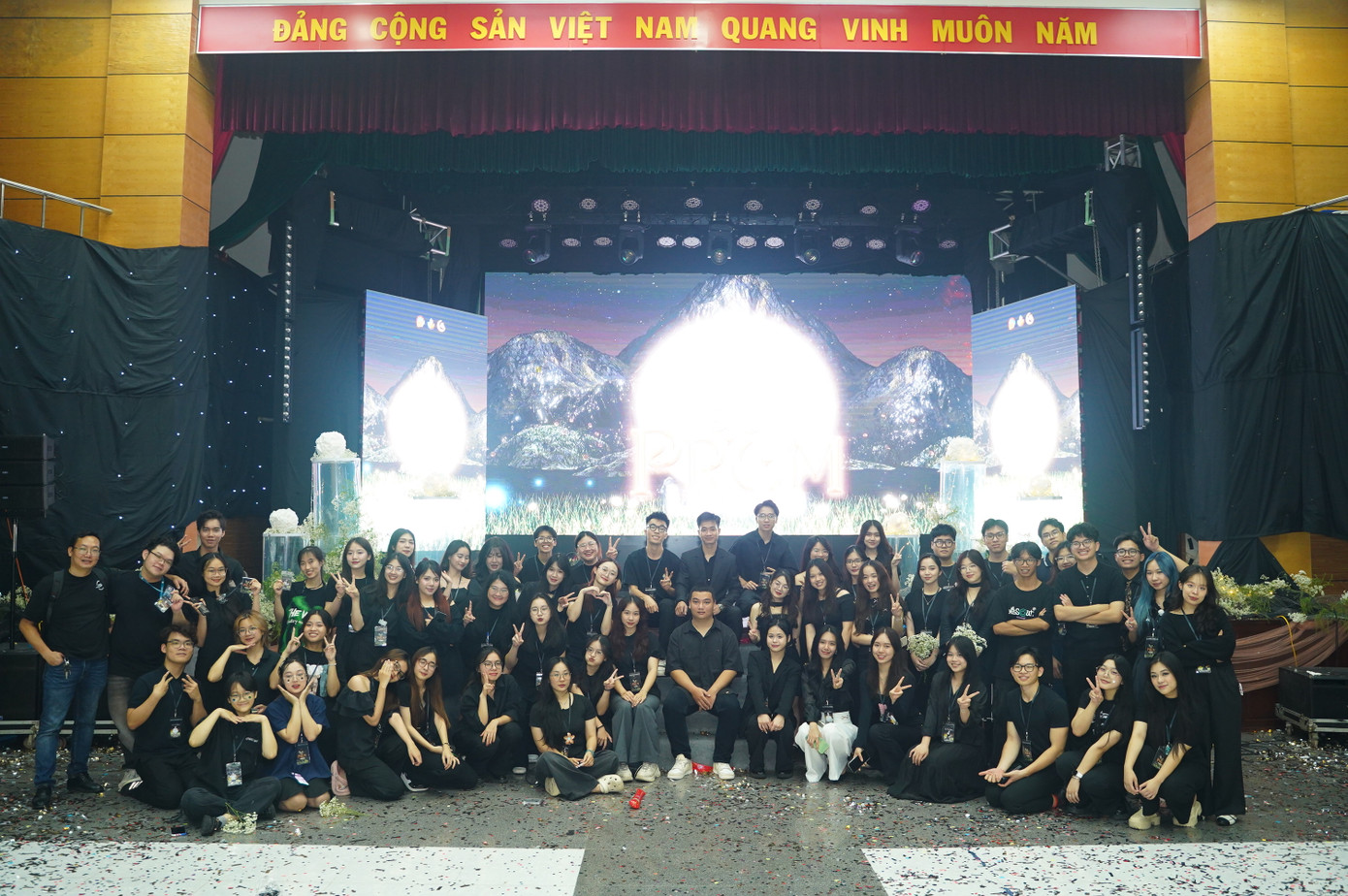 Thu Nga cùng các thành viên Ban Tổ chức Chương trình Dạ hội Tốt nghiệp DAVProm 2024.