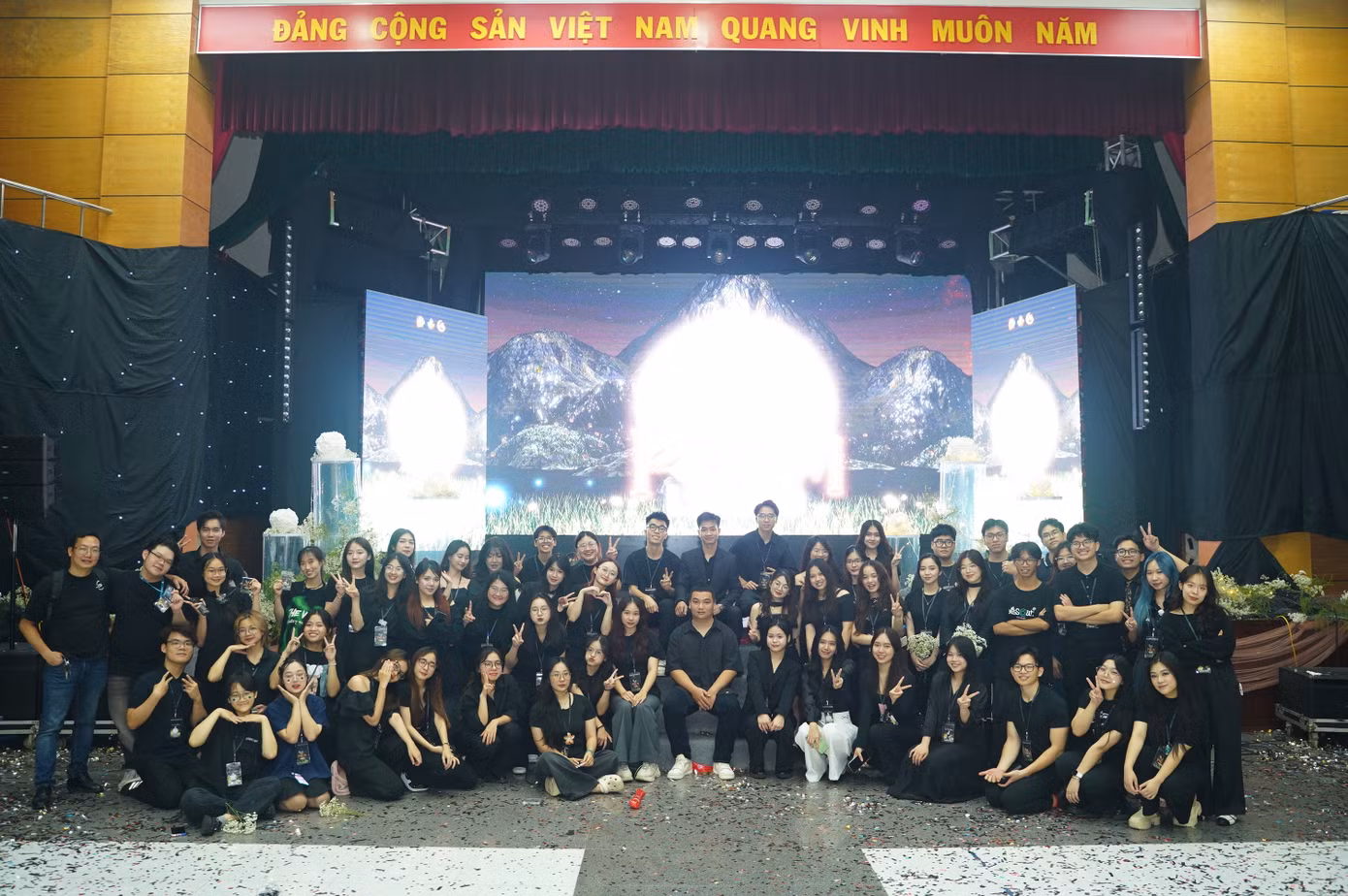 Thu Nga cùng các thành viên Ban Tổ chức Chương trình Dạ hội Tốt nghiệp DAVProm 2024. Thu Nga cùng các thành viên Ban Tổ chức Chương trình Dạ hội Tốt nghiệp DAVProm 2024.
