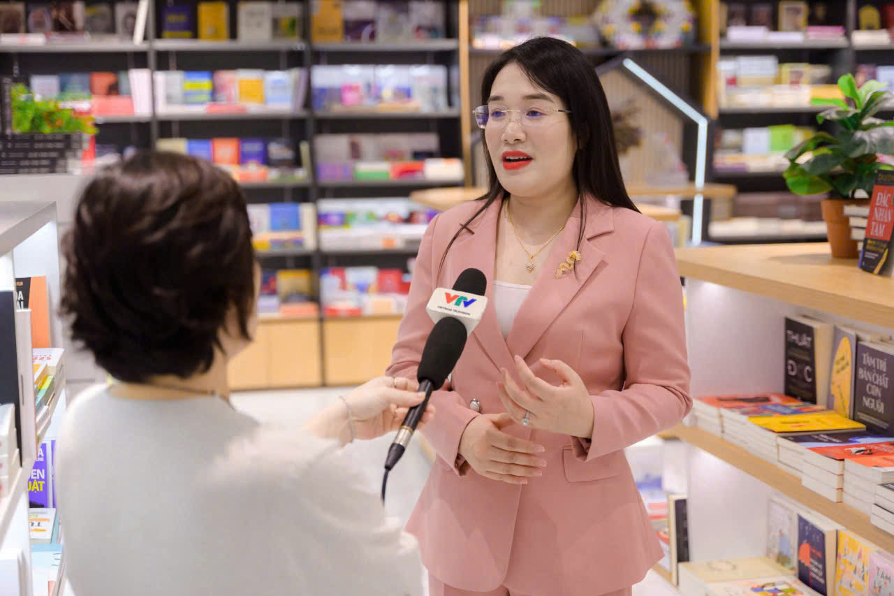 Tác giả, doanh nhân Nguyễn Mến - Chủ tịch Công ty CP Tập đoàn GBM (GBM Group) - trả lời phỏng vấn Đài truyền hình Việt Nam trong không gian Nhà sách Phương Nam (Tầng 5, Lotte Center Hà Nội). Tác giả, doanh nhân Nguyễn Mến - Chủ tịch Công ty CP Tập đoàn GBM (GBM Group) - trả lời phỏng vấn Đài truyền hình Việt Nam trong không gian Nhà sách Phương Nam (Tầng 5, Lotte Center Hà Nội).