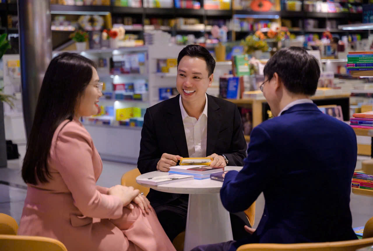 Tác giả Nguyễn Minh Thuần trao đổi cùng tác giả Nguyễn Mến và tác giả Nguyễn Tuấn Anh. Tác giả Nguyễn Minh Thuần trao đổi cùng tác giả Nguyễn Mến và tác giả Nguyễn Tuấn Anh.