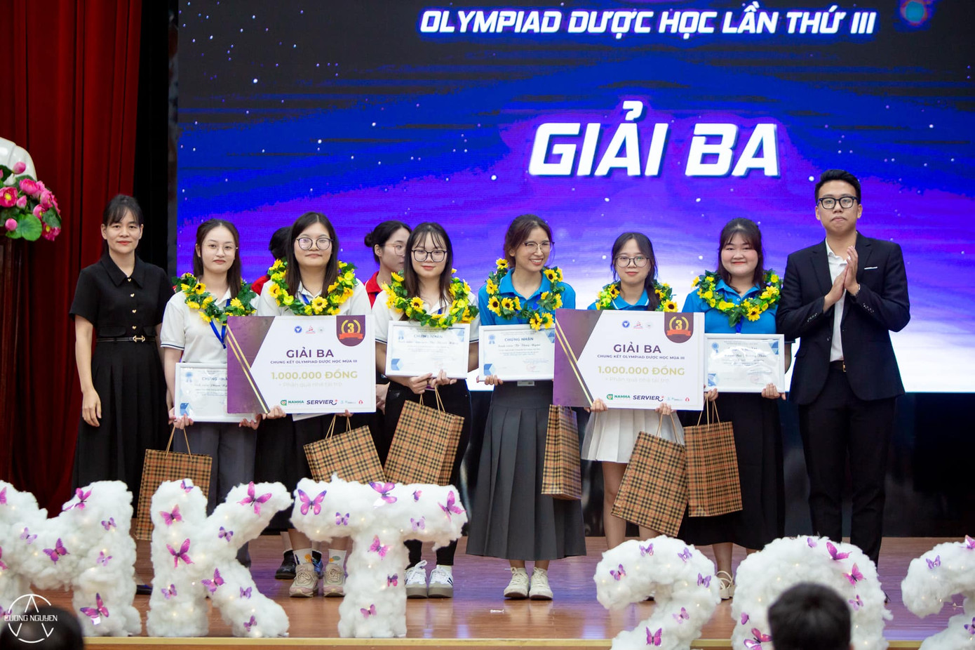 Thái Hoàng Phố cùng các bạn sinh viên tại Cuộc thi Olympiad Dược học. Thái Hoàng Phố cùng các bạn sinh viên tại Cuộc thi Olympiad Dược học.