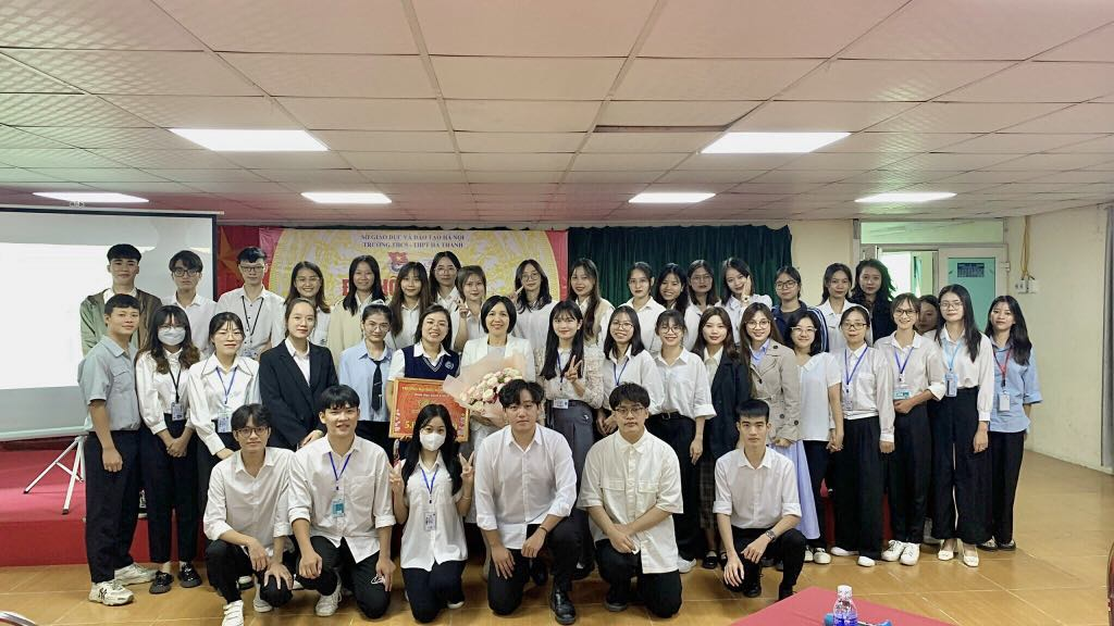 Hồng Diễm trong đợt khen thưởng kiến tập cùng đoàn sinh viên Trường Sư phạm Hà Nội.