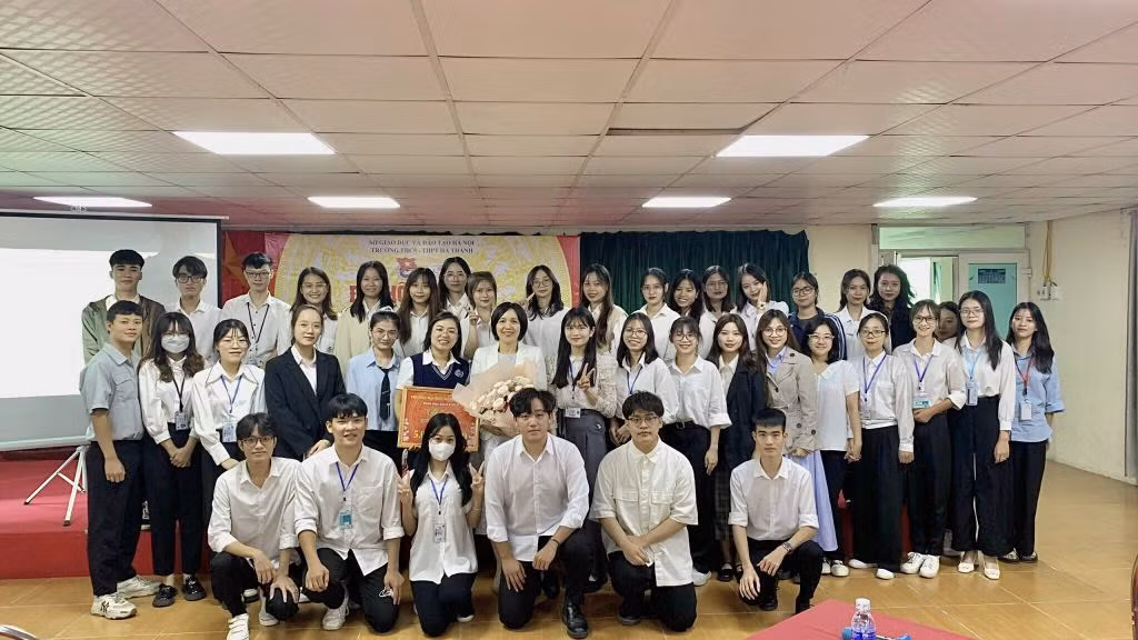 Hồng Diễm trong đợt khen thưởng kiến tập cùng đoàn sinh viên Trường Sư phạm Hà Nội. Hồng Diễm trong đợt khen thưởng kiến tập cùng đoàn sinh viên Trường Sư phạm Hà Nội.