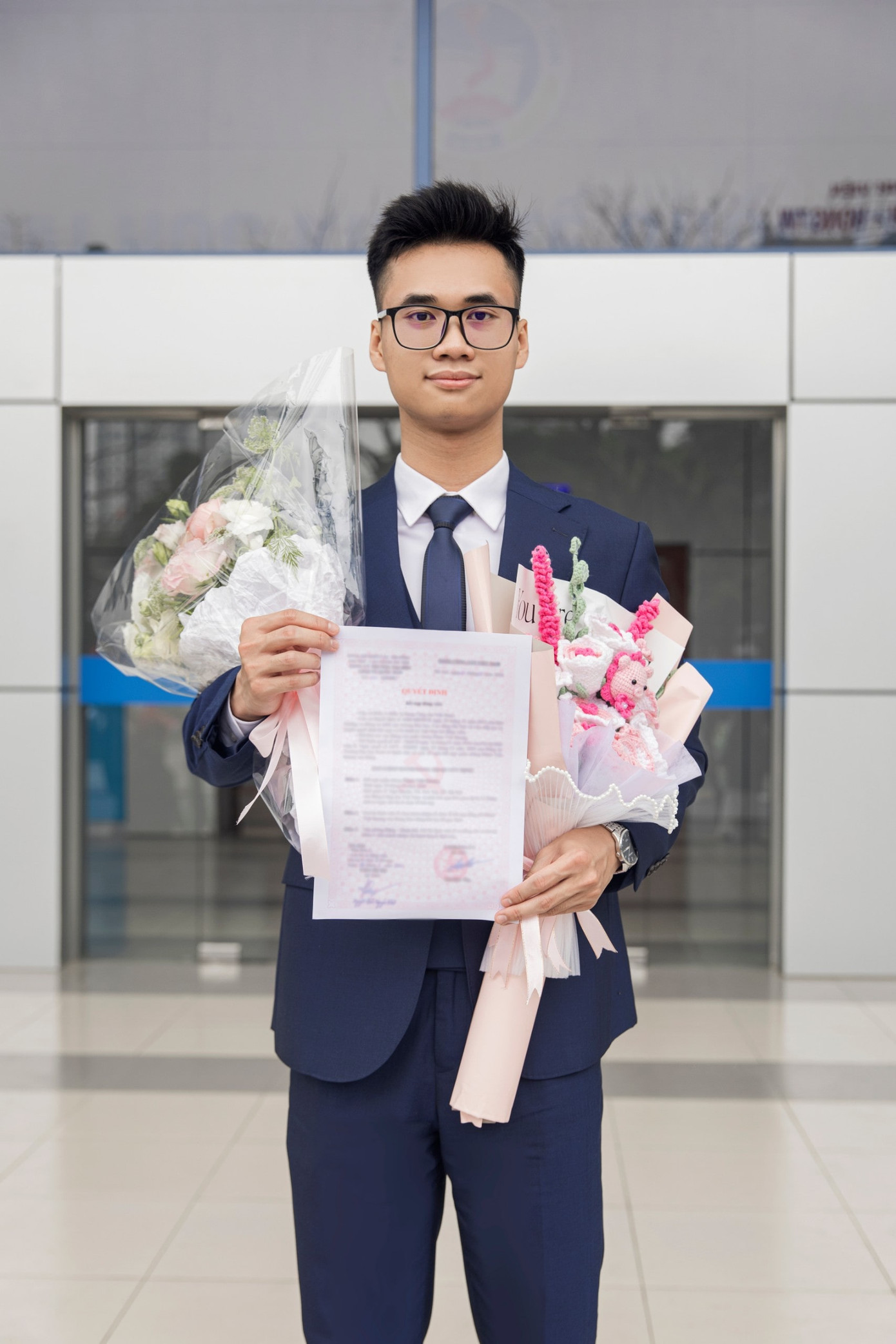 Quang luôn tâm niệm: “Tuổi trẻ hãy luôn sống và cống hiến hết mình.” Quang luôn tâm niệm: “Tuổi trẻ hãy luôn sống và cống hiến hết mình.”