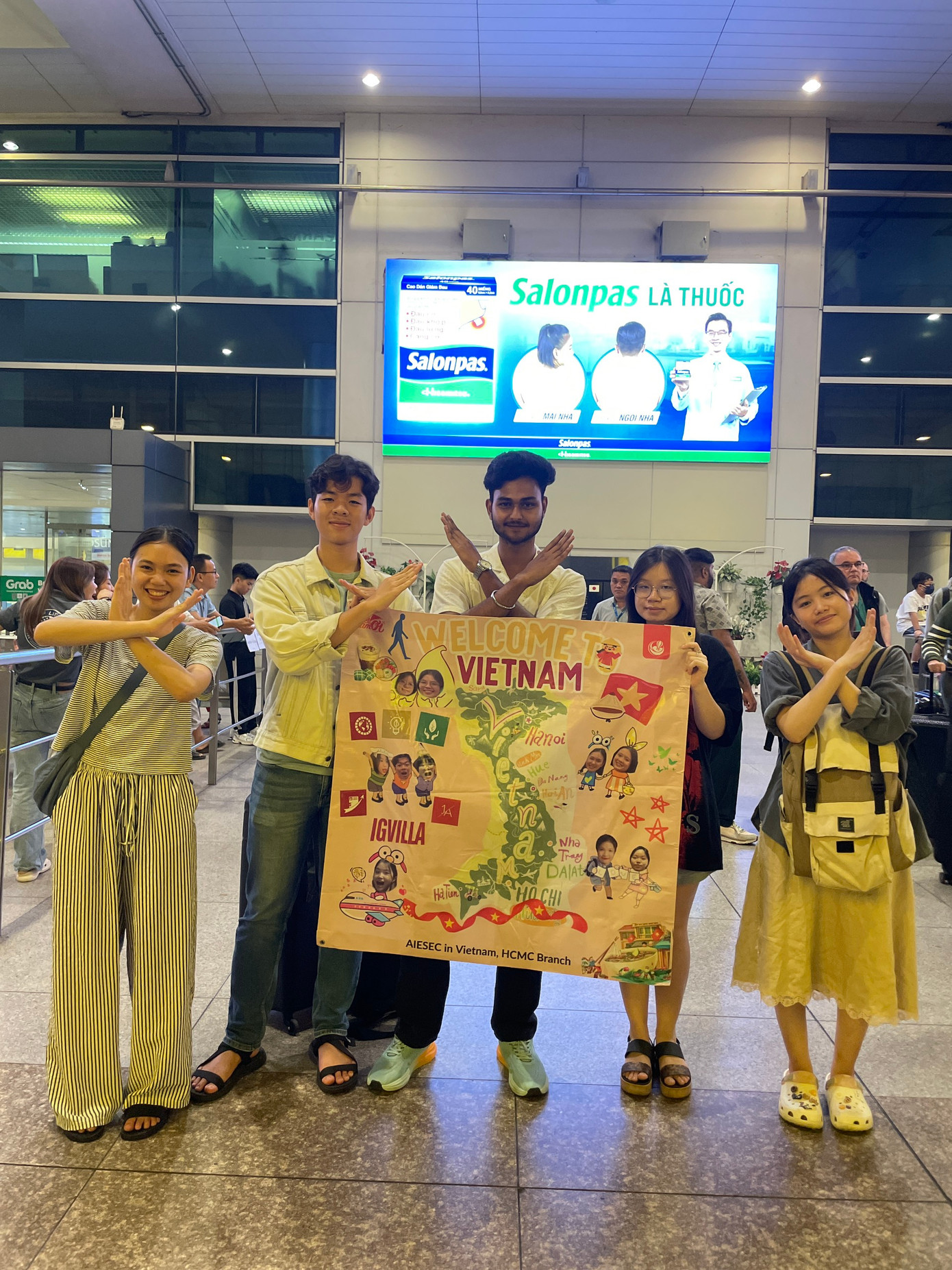 Hằng Minh (bên trái, ngoài cùng) trong buổi đón các bạn tình nguyện viên quốc tế AIESEC. Hằng Minh (bên trái, ngoài cùng) trong buổi đón các bạn tình nguyện viên quốc tế AIESEC.