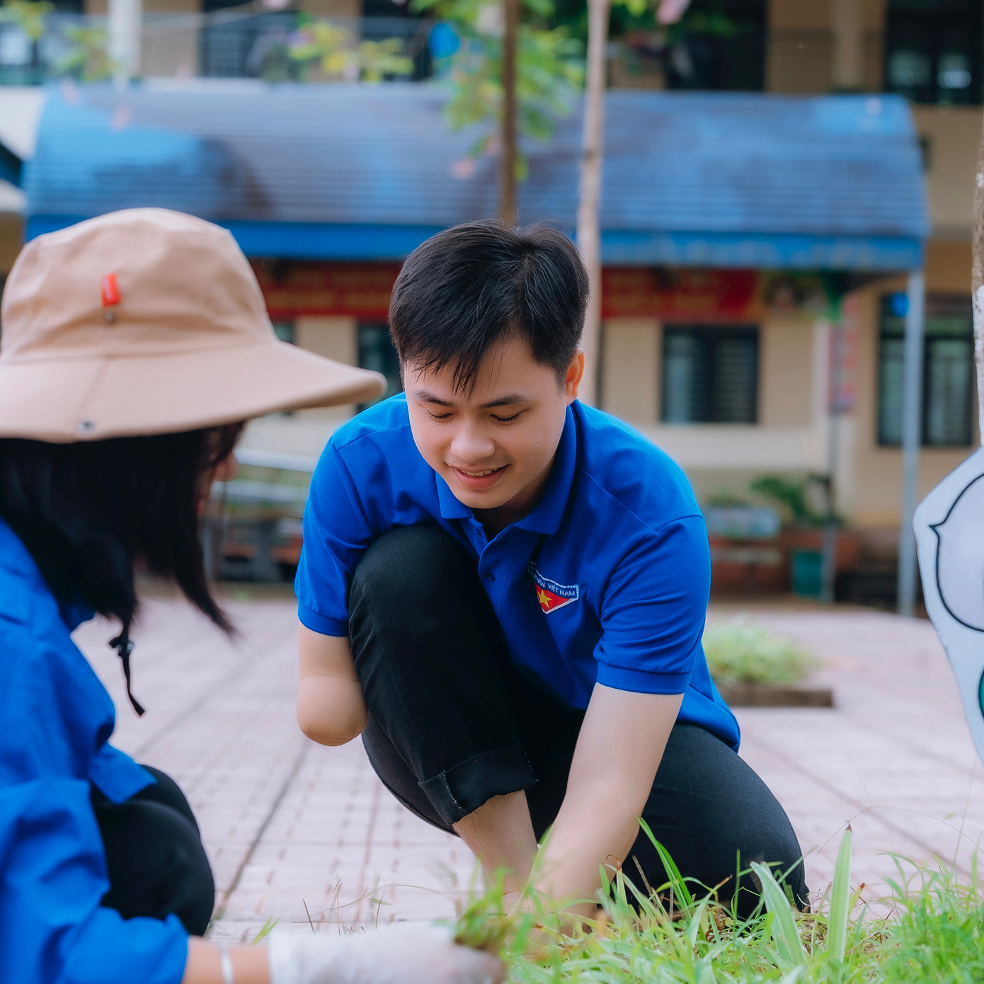 Tích cực tham gia các hoạt động, phong trào của sinh viên. Tích cực tham gia các hoạt động, phong trào của sinh viên.