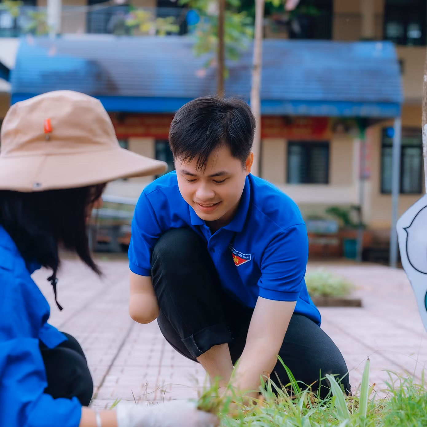 Tích cực tham gia các hoạt động, phong trào của sinh viên.