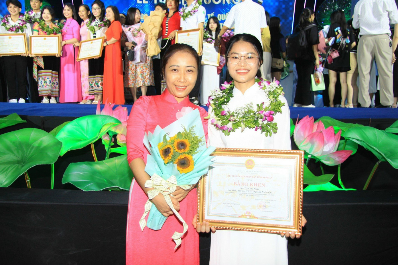 Đậu Thị Nhàn vinh dự nhận được Bằng khen của tỉnh Nghệ An trong hành trình học tập.