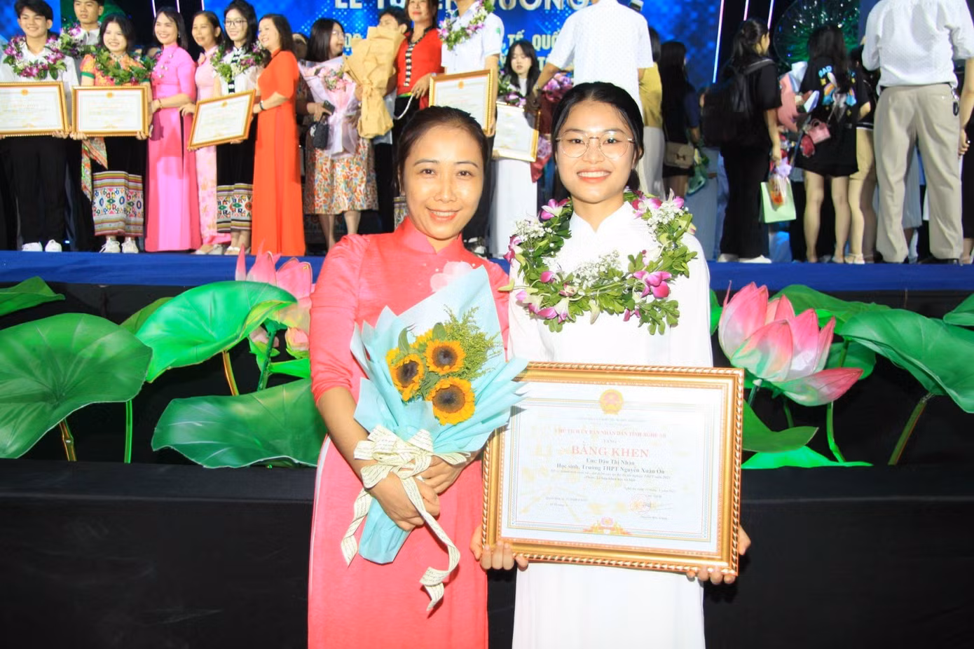 Đậu Thị Nhàn vinh dự nhận được Bằng khen của tỉnh Nghệ An trong hành trình học tập.