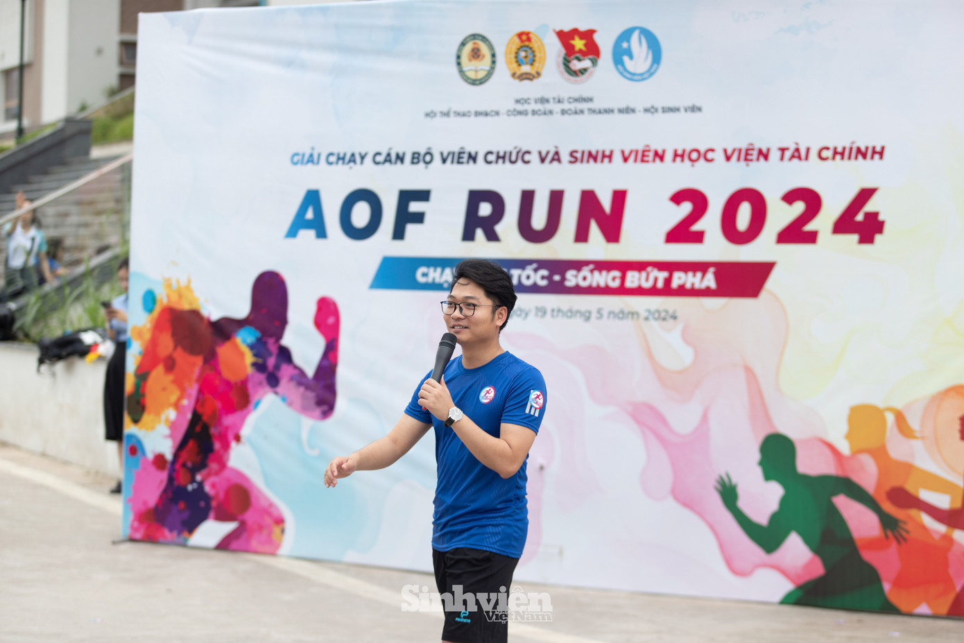 TS. Tạ Đình Hòa - Ủy viên BTV Thành đoàn Hà Nội, Bí thư Đoàn Thanh niên Học viện Tài chính phổ biến thể lệ giải. Các vận động viên sẽ thi đấu theo cự ly do BTC quy định: nam 3000m (5 vòng sân) và nữ 1800m (3 vòng sân). Sinh viên sẽ sử dụng ứng dụng Strava để ghi thành tích.