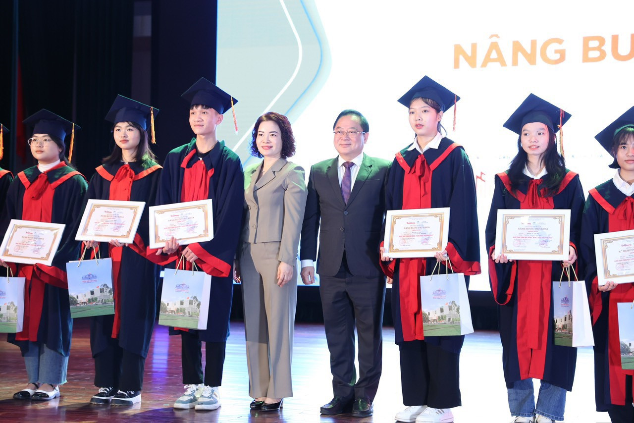 Trần Thị Thanh Ngân nhận học bổng Nâng bước Thủ khoa.