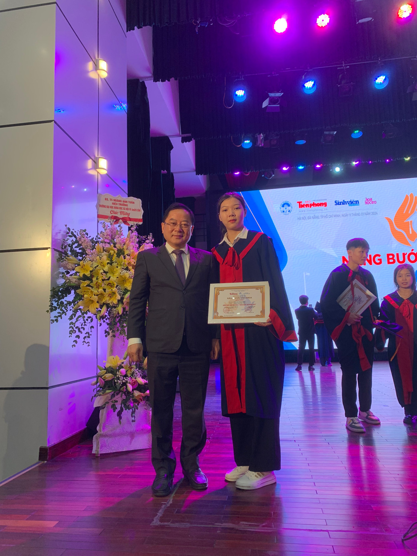 Trần Thị Thanh Ngân chụp ảnh cùng nhà báo Lê Xuân Sơn - Tổng Biên tập báo Tiền Phong.