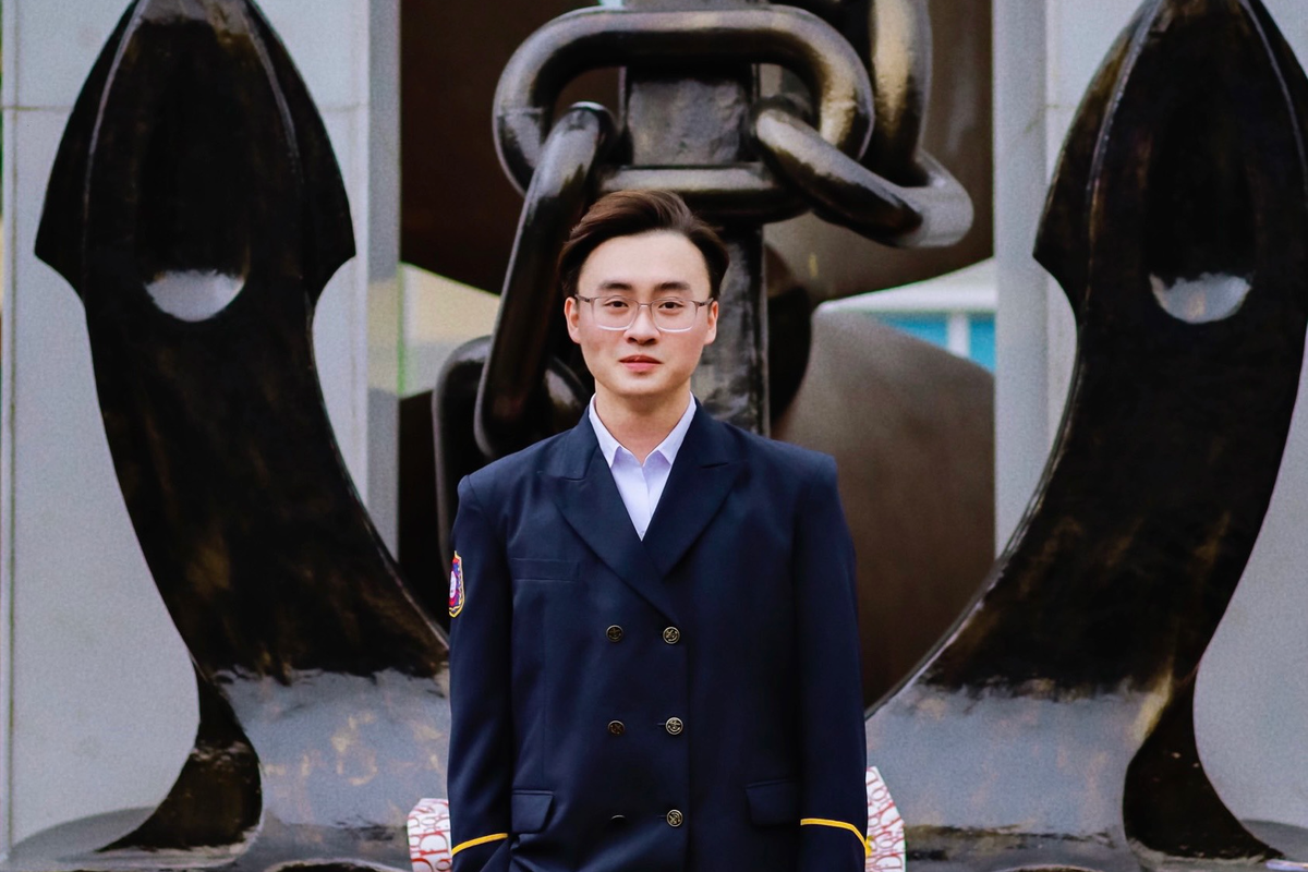 Quang Khánh sinh ra và lớn lên tại thành phố Hải Phòng.