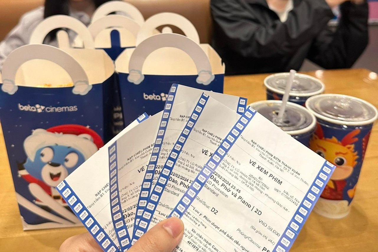 T.M.H khoe 5 chiếc vé hàng ghế D mà cậu đã vất vả “săn”.