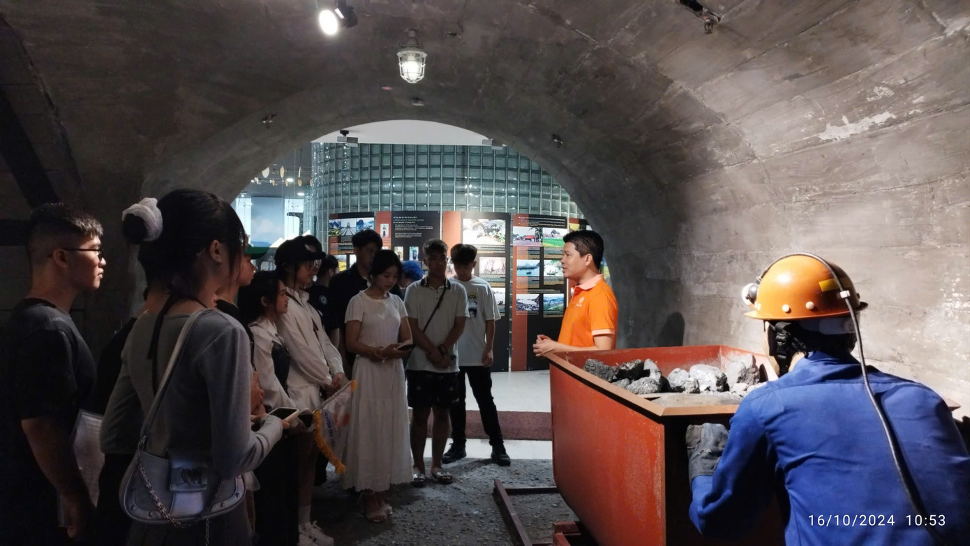 Các bạn sinh viên tham quan, học tập và trải nghiệm tại Bảo tàng Quảng Ninh. Các bạn sinh viên tham quan, học tập và trải nghiệm tại Bảo tàng Quảng Ninh.