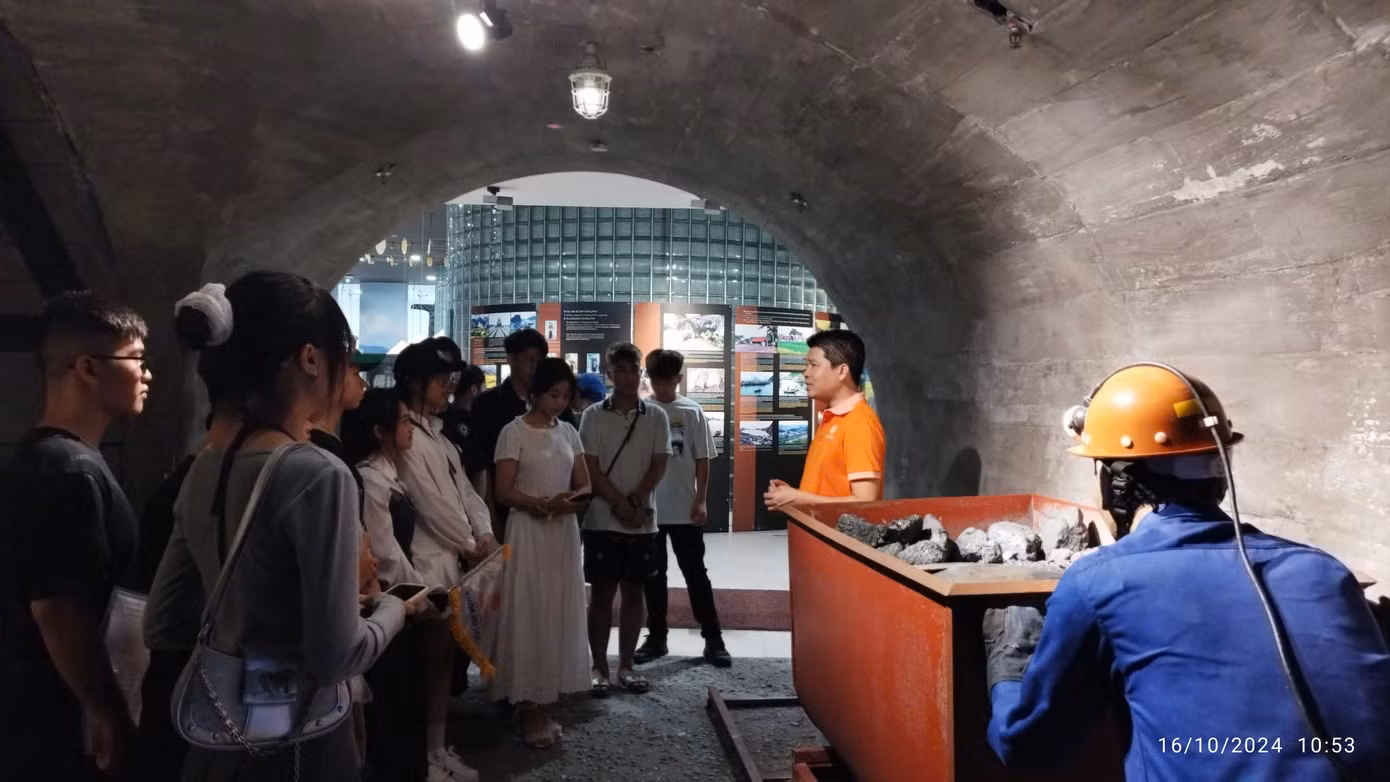 Các bạn sinh viên tham quan, học tập và trải nghiệm tại Bảo tàng Quảng Ninh.