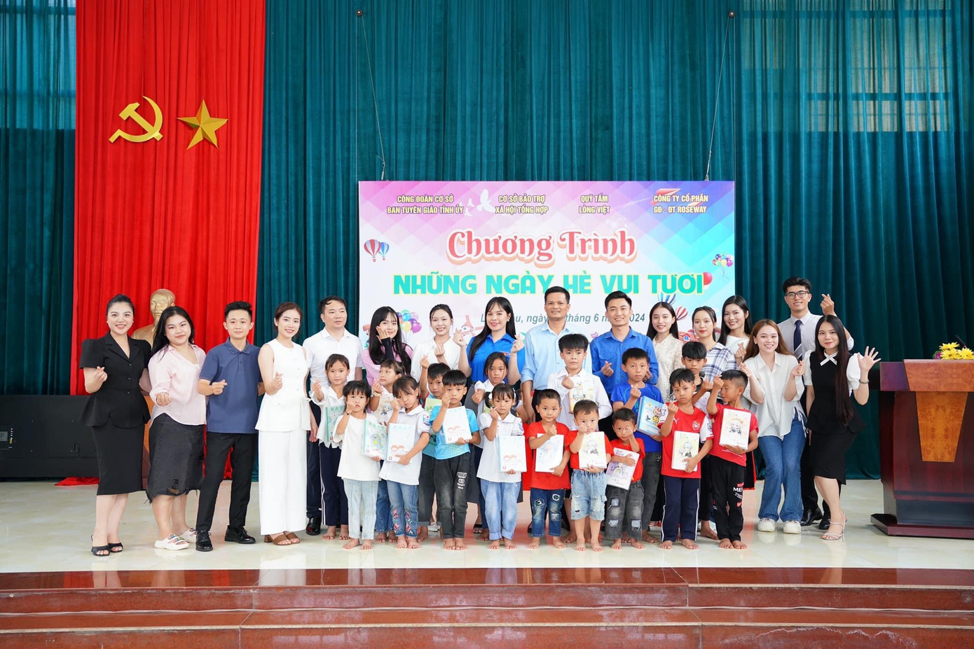 Ánh Dương cùng cán bộ tỉnh Đoàn Lai Châu và các bạn tình nguyện viên trong chương trình thiện nguyện “Để em được tới trường” tại Lai Châu - Trung tâm bảo trợ xã hội tỉnh Lai Châu. Ánh Dương cùng cán bộ tỉnh Đoàn Lai Châu và các bạn tình nguyện viên trong chương trình thiện nguyện “Để em được tới trường” tại Lai Châu - Trung tâm bảo trợ xã hội tỉnh Lai Châu.