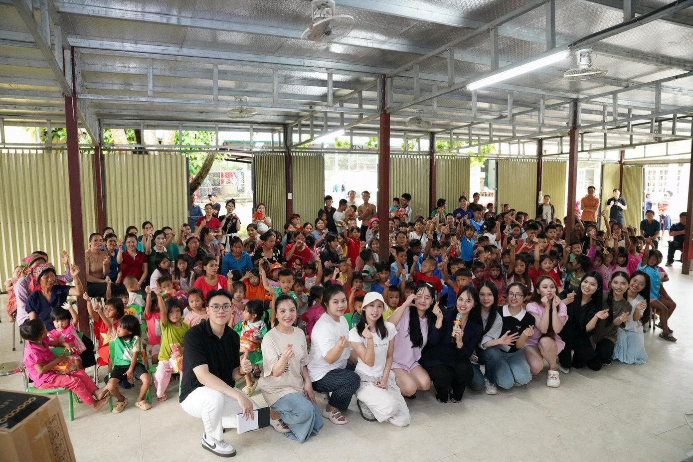 Ánh Dương cùng các bạn tình nguyện viên trong chuyến đi thiện nguyện cho các em học sinh tại điểm trường Bum Tở, tỉnh Lai Châu. Ánh Dương cùng các bạn tình nguyện viên trong chuyến đi thiện nguyện cho các em học sinh tại điểm trường Bum Tở, tỉnh Lai Châu.