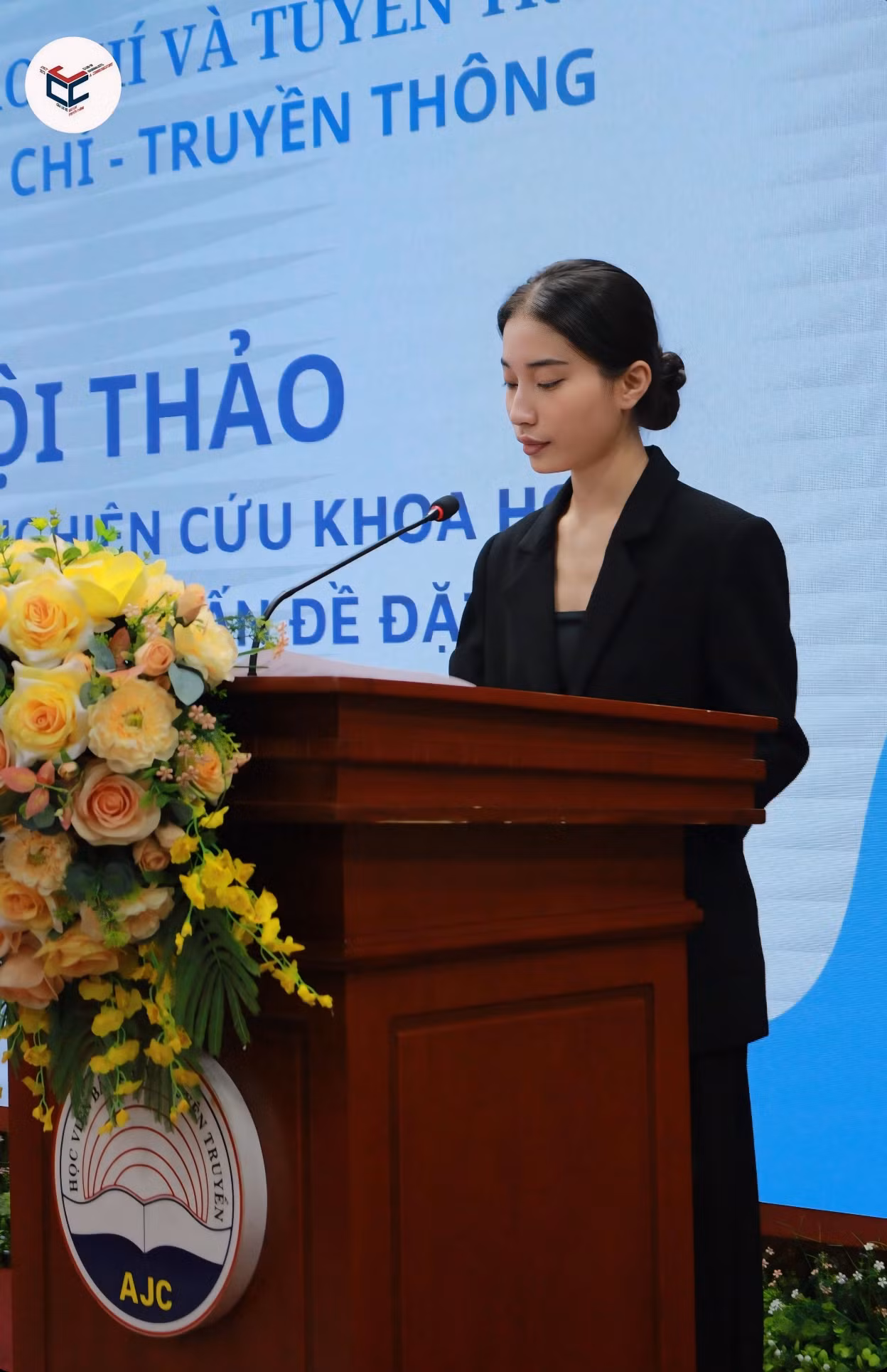 Ánh Dương tại Hội thảo khoa học sinh viên Viện Báo chí - Truyền thông.