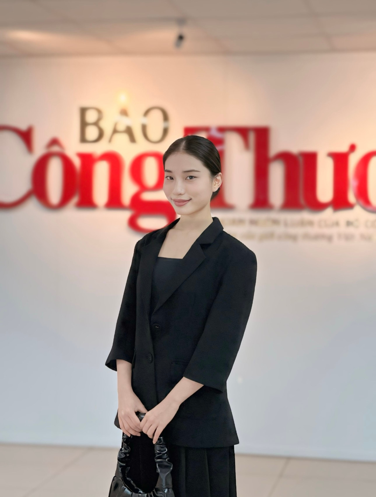 Đoàn Ánh Dương là sinh viên năm 3, chuyên ngành Báo mạng điện tử, Học viện Báo chí và Tuyên truyền. Đoàn Ánh Dương là sinh viên năm 3, chuyên ngành Báo mạng điện tử, Học viện Báo chí và Tuyên truyền.