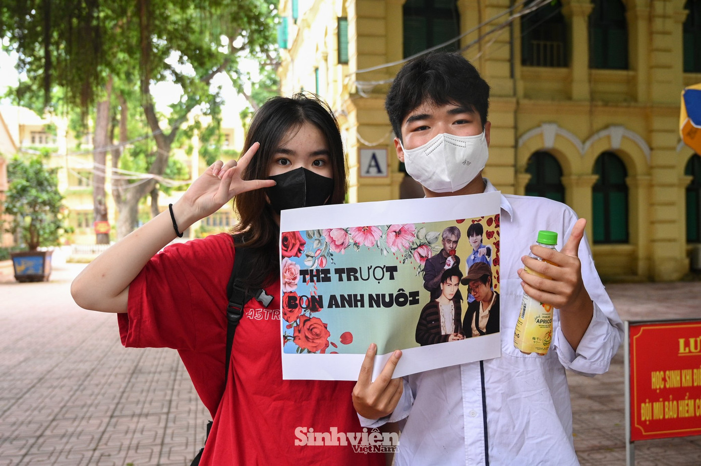 Em Mai Thạch Thảo (THPT Việt Đức) chia sẻ: “Bước ra khỏi phòng thi, em nhận được tin nhắn từ bà nội và mọi người trong gia đình, hỏi rằng em có làm bài được không, tâm trạng ổn không. Trước hôm thi, em được gia đình cổ vũ và ủng hộ rất nhiều nên tinh thần của em khá thoải mái.” Thạch Thảo bày tỏ: "Em rất muốn cảm ơn mẹ vì mẹ là người luôn bên cạnh, giúp đỡ em tìm kiếm những trường đại học phù hợp với em. Nếu như em có bất cứ thắc mắc nào về các môn học mới thì mẹ luôn là người sẵn lòng giải đáp, giúp đỡ em trong việc định hướng tương lai. Đôi khi em mơ hồ về tương lai của mình, không biết phải đi đâu về đâu mẹ vẫn luôn là người đồng hành ở bên và đưa ra những lời khuyên bổ ích dành cho em.”