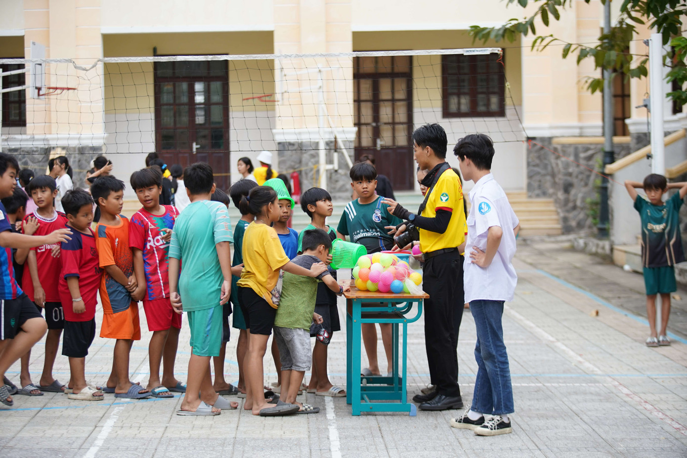 Tham gia, tổ chức nhiều hoạt động tình nguyện vì cộng đồng, xã hội.