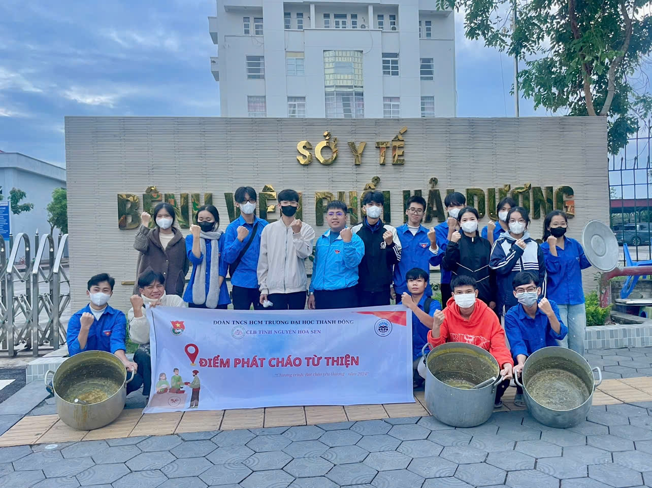 Văn An cùng các bạn sinh viên trong câu lạc bộ tham gia nấu và phát cháo từ thiện chương trình Bát cháo yêu thương lần 2 tại Bệnh viện phổi Hải Dương 2024. Văn An cùng các bạn sinh viên trong câu lạc bộ tham gia nấu và phát cháo từ thiện chương trình Bát cháo yêu thương lần 2 tại Bệnh viện phổi Hải Dương 2024.