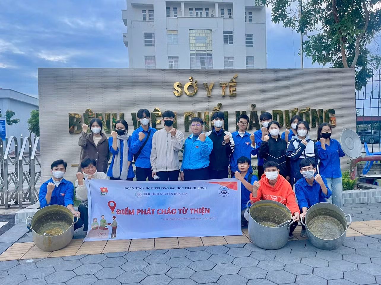 Văn An cùng các bạn sinh viên trong câu lạc bộ tham gia nấu và phát cháo từ thiện chương trình Bát cháo yêu thương lần 2 tại Bệnh viện phổi Hải Dương 2024. Văn An cùng các bạn sinh viên trong câu lạc bộ tham gia nấu và phát cháo từ thiện chương trình Bát cháo yêu thương lần 2 tại Bệnh viện phổi Hải Dương 2024.